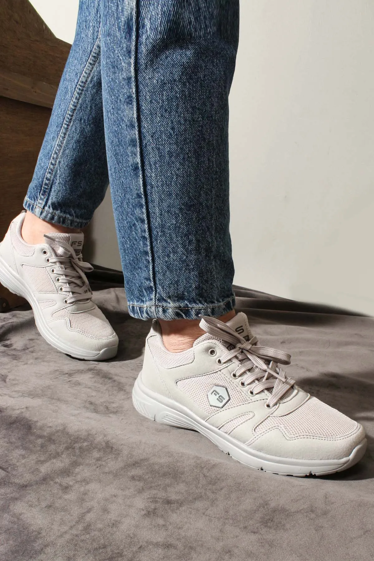 Men's Light Gray Athletic Sneakers with Breathable Mesh - Wessi